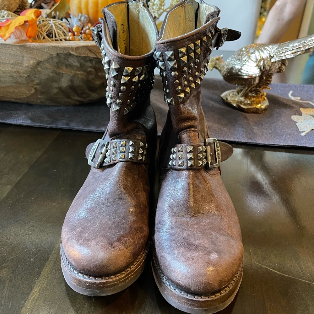 FRYE Distressed boots- SZ6.5